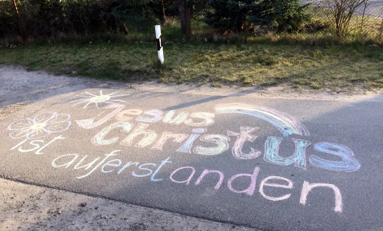 MARIE, LUKAS, CHARLOTTE und LUDWIG aus Klein Liebitz ganz farbenfroh (künstlerisch ergibt das den 1. Platz)