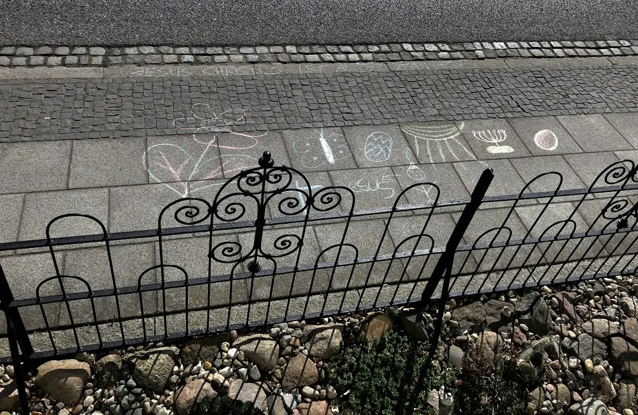 LENA und KLARA aus Lieberose mit verschiedenen Symbolen zur Osterbotschaft