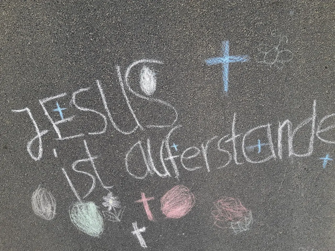 ELLA, FRIEDA und RICHARD aus Weichensdorf mit verschiedenen Symbolen zur Osterbotschaft
